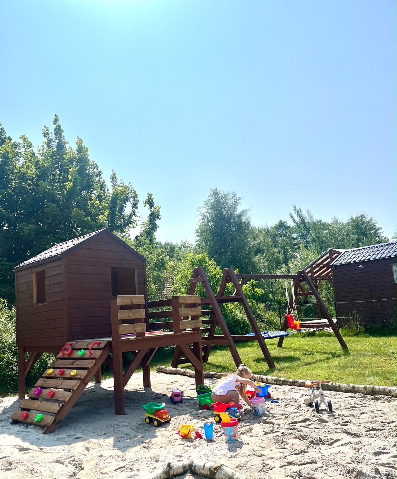Plac zabaw z tyrolką w Holiday Resort Zakątek Łeba - zdjęcie 1