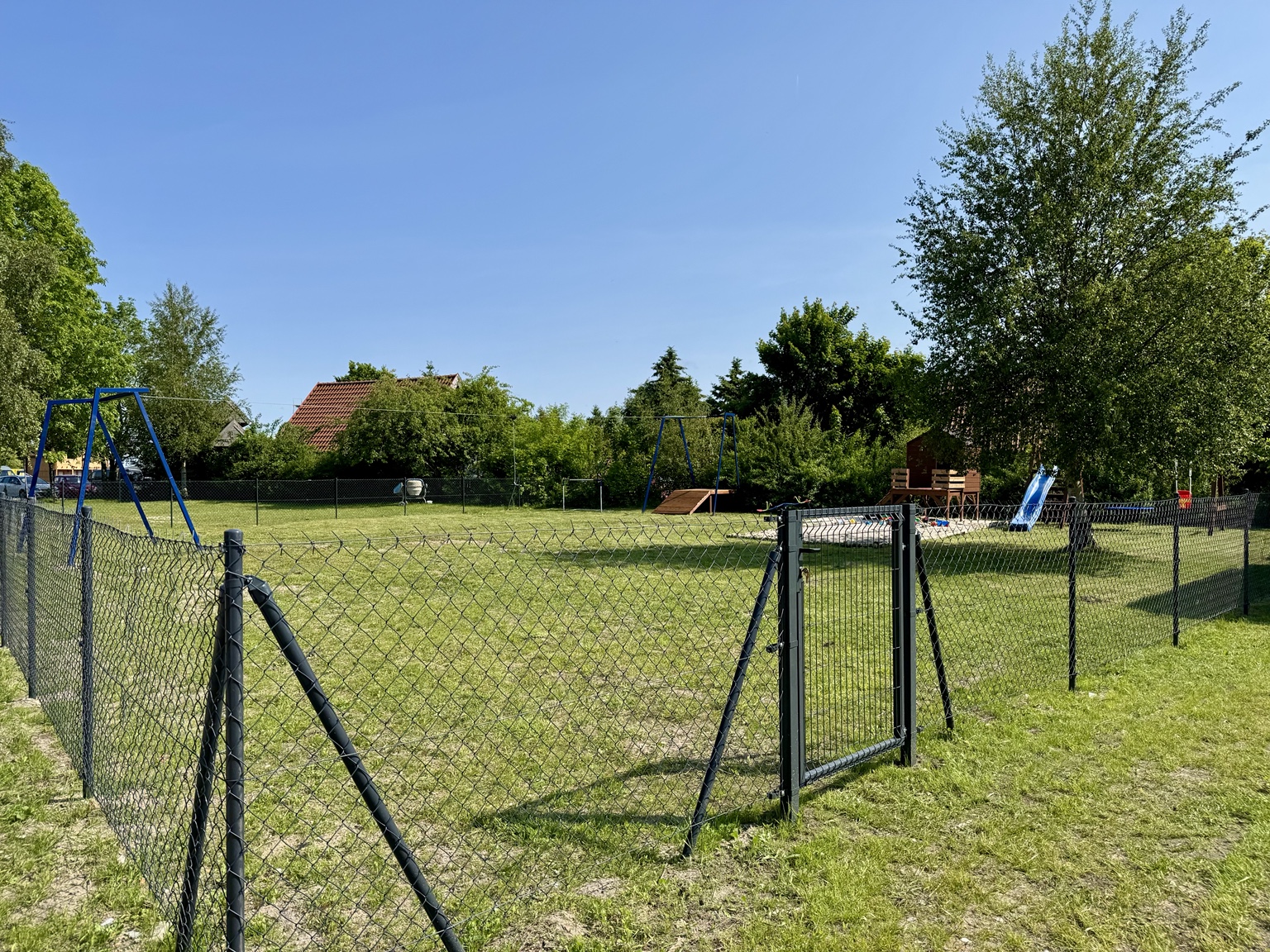 Plac zabaw z tyrolką w Holiday Resort Zakątek Łeba - zdjęcie 2